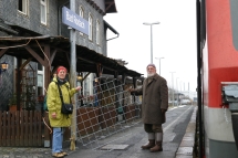 Rosi und Michael am Bahnhof Bad Rodach mit neuer Horstunterlage Rosi und Michael am Bahnhof Bad Rodach mit neuer Horstunterlage