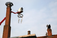 Arbeitsbühne und Feuerwehrrettungskorb über dem Dach der Brauerei