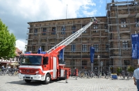 Feuerwehr-Drehleiter vor dem Erlanger Schloss