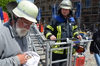 Feuerwehrmann und Michael Zimmermann mit Turmfalke