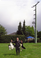 M. Zimmermann mit zwei Kriechstromopfern neben dem gefährlichen Mast Michael Zimmermann mit zwei Kriechstromopfern, im Hintergrund der gefährliche Mittelspannungsmast